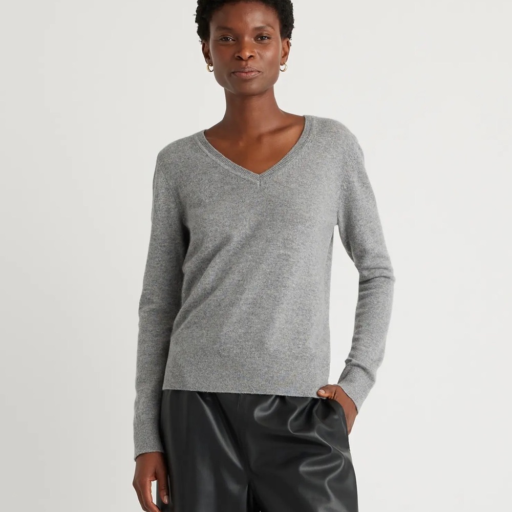 Quince Grey V-Neck Knit Cashmere Sweater | Classic Fit | Size S